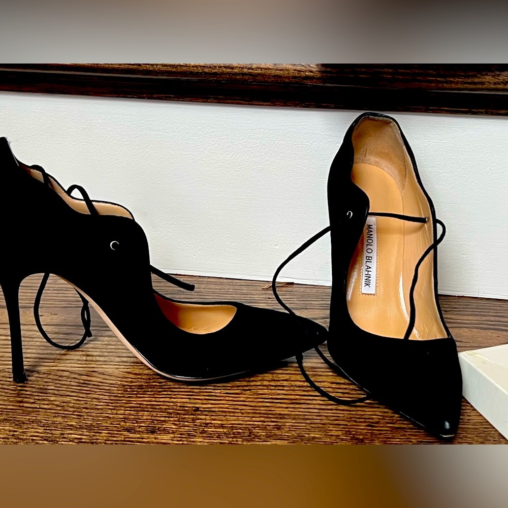 Manila Blahnik - Black suede pointy heel!